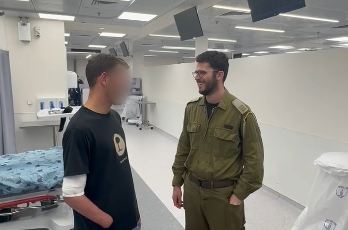סרן א' עם קצין הנפגעים סרן (במיל') אלון בבית החולים (צילום: דובר צה"ל)