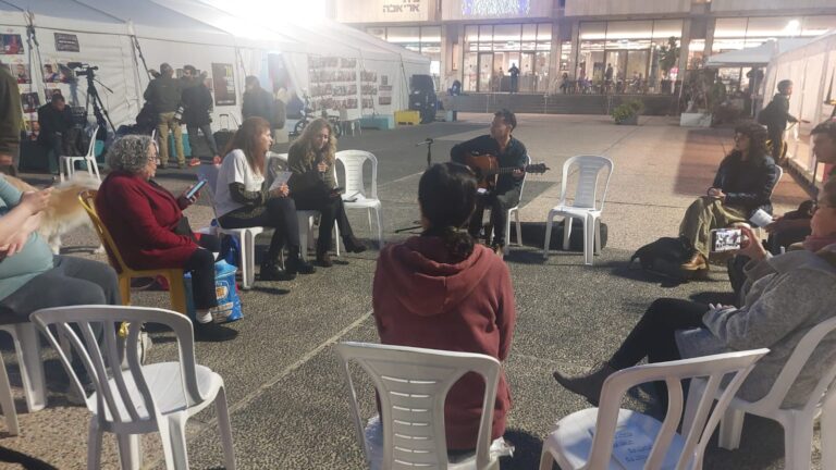 מעגל שירה של התנועה המסורתית בכיכר החטופים (צילום: מיכל מרנץ)