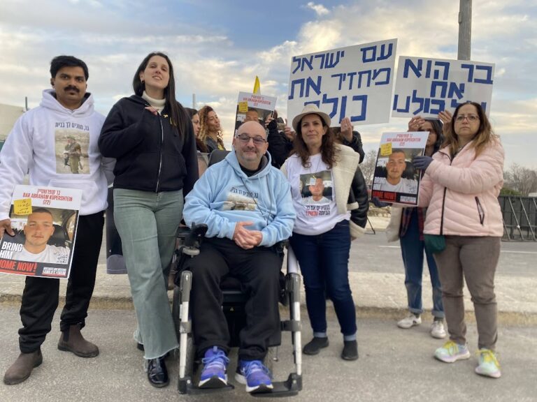 טל קופרשטיין עם מוחים שהצטרפו אליו (צילום: יהל פרג')