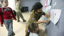 מורה חיילת בבית ספר באשקלון (צילום: יוסי זמיר, פלאש90)