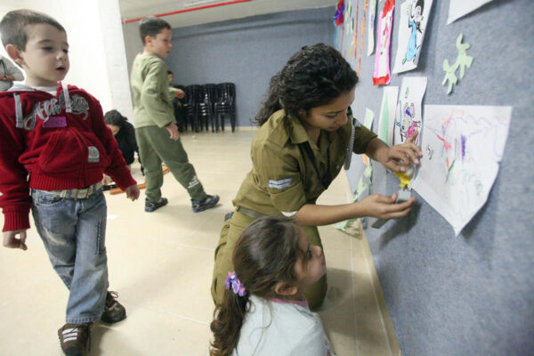 מורה חיילת בבית ספר באשקלון (צילום: יוסי זמיר, פלאש90)