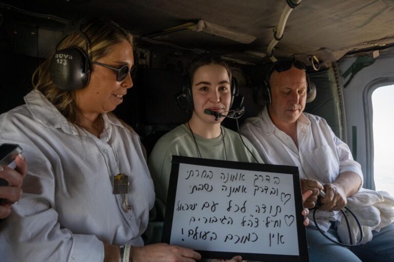 התצפיתנית אגם ברגר עם הוריה במסוק הצבאי לאחר שחרורה מהשבי בעזה (צילום: דובר צה״ל)