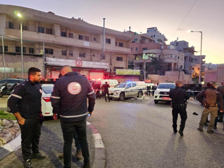 זירת הרצח המשולש באום אל פחם (צילום: תיעוד מבצעי מד״א)ניגש