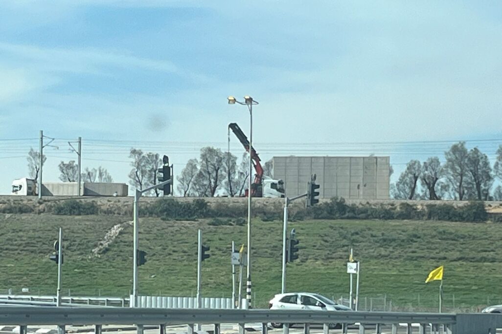 הקמת מכשול ברכבת שדרות (צילום: זיו כלפון) הקמת מכשול ברכבת שדרות (צילום: זיו כלפון)