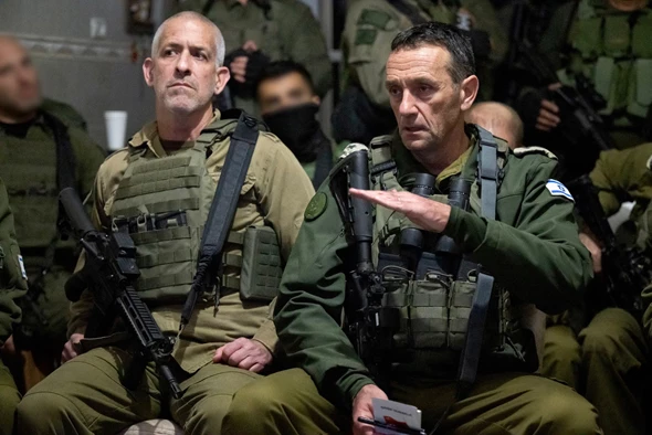 הרמטכ"ל, רא"ל הרצי הלוי, וראש השב"כ, רונן בר, בהערכת מצב בג'נין (צילום: דובר צה"ל)