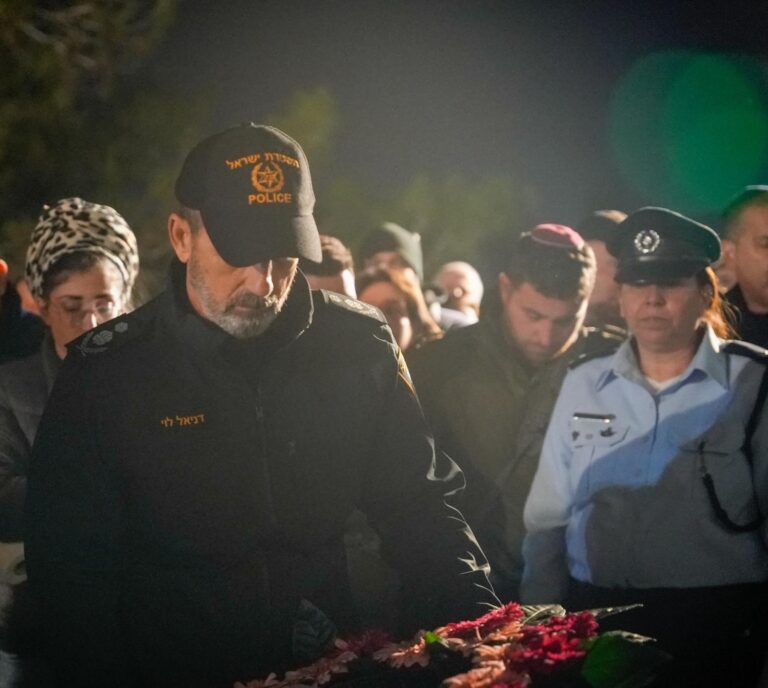מפכ"ל המשטרה דני לוי בהלווייתו של רס"ר אלעד יעקב וינקלשטיין (צילום: דוברות המשטרה)