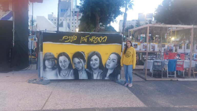 ענבר קמחי בכיכר החטופים. "אנחנו מחכות לאגם שתחזור, ואני יודעת שהיא תשרוד עוד שבוע" (צילום: מיכל מרנץ)