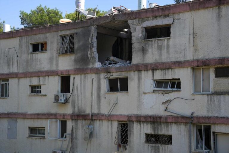פגיעה בבית בקריית שמונה בנובמבר 2024 (צילום: אייל מרגולין, פלאש90)