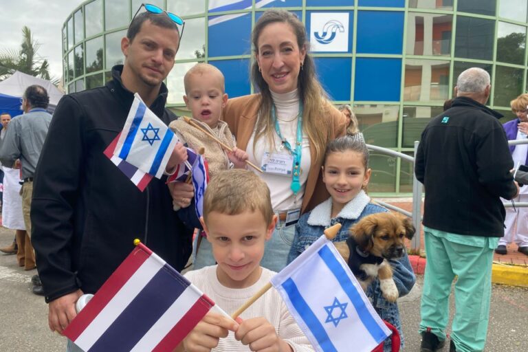 רוניה לוי, אחות ראשית שליוותה את השבים. "עכשיו הם יפתחו פרק חדש בחיים" (צילום: יהל פרג')