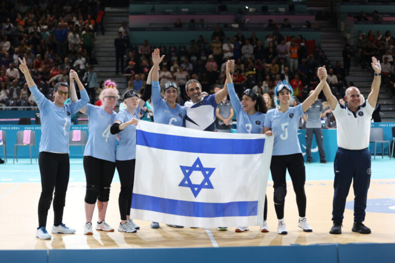 הזכייה במדליית הכסף בפריז. שחקניות הנבחרת: רוני אוחיון (מימין), גל חמרני, ליהיא בן דוד, נועה מלכה, אורי מזרחי, אלהאם מחאמיד רוזין (צילום: לילך וייס רוזנברג)