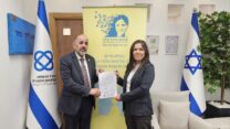 שר הרווחה יעקב מרגי ומנכ"לית פורום מיכל סלה, לילי בן עמי (צילום: דוברות משרד הרווחה)