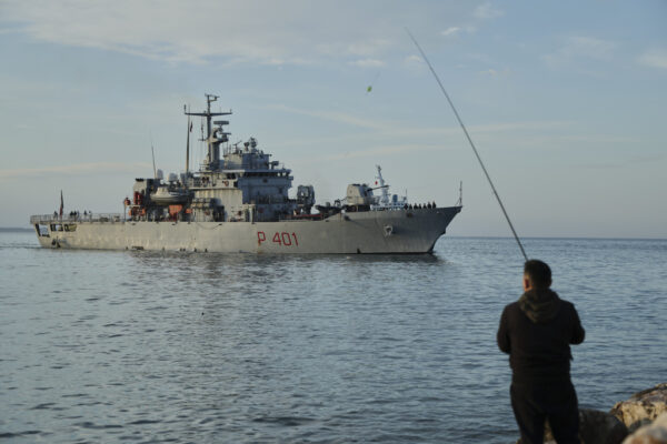 ספינה איטלקית בקרבת אלבניה (צילום: AP Photo/Vlasov Sulaj)