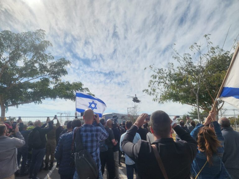 קולות שמחה ונפנופי דגלים בעת נחיתת המסוק בשיבא (צילום: דפנה איזברוך)
