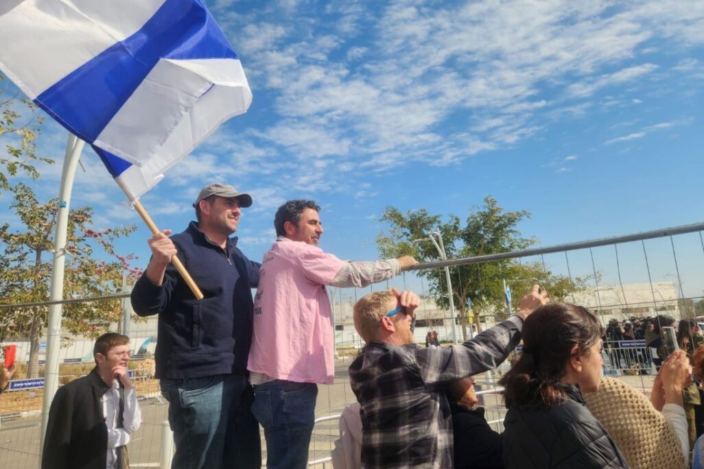 חבריו של שגיא מחוץ לבית החולים שיבא: "מתרגשים, שמחים שחזר בחיים" (צילום: דפנה איזברוך)