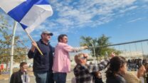 חבריו של שגיא מחוץ לבית החולים שיבא: "מתרגשים, שמחים שחזר בחיים" (צילום: דפנה איזברוך)