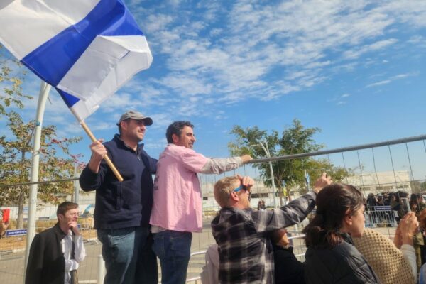חבריו של שגיא מחוץ לבית החולים שיבא: "מתרגשים, שמחים שחזר בחיים" (צילום: דפנה איזברוך)