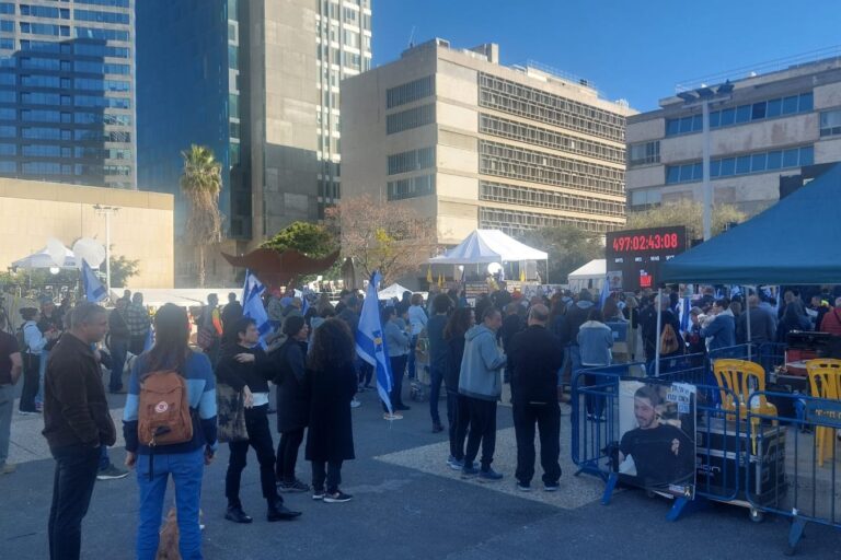 כיכר החטופים בת"א ברגעי השחרור של סשה אלכסנדר טרופנוב, שגיא דקל חן ויאיר הורן מהשבי (צילום: מיכל מרנץ)