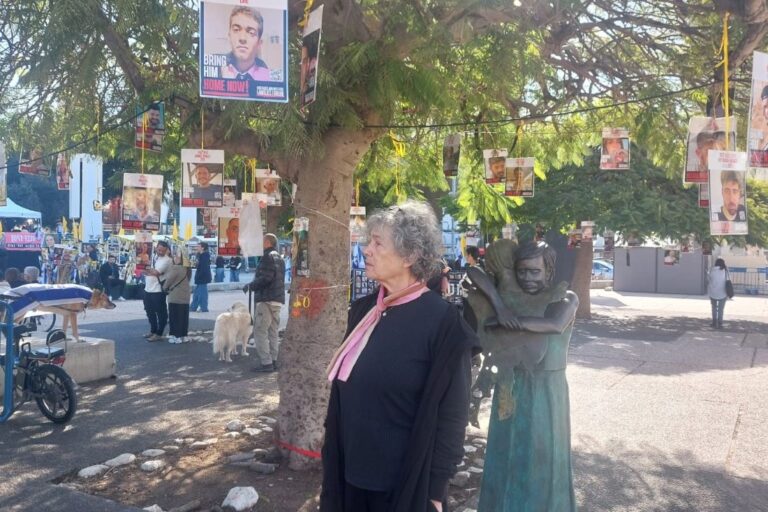 בת שבע שגיב שושן, בכיכר החטופים, הגיעה לתמוך בשחרורם של סשה, יאיר ושגיא. "זה המינימום שאני יכולה לעשות, לא נהיה שלמים בלעדיהם" (צילום: מיכל מרנץ)