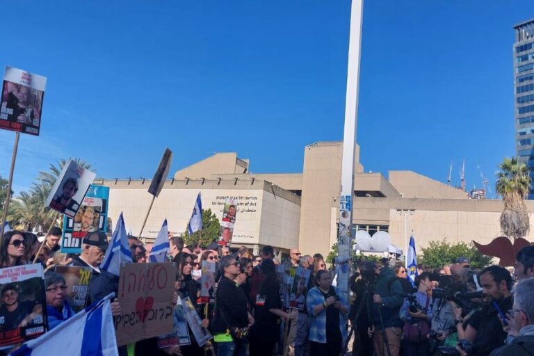 "סליחה": כיכר החטופים ברגעי השחרור של סשה, יאיר ושגיא (צילום: מיכל מרנץ)