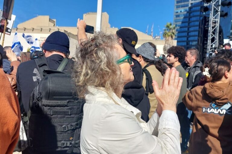נעמי וורמברנד, בכיכר החטופים בת"א. "מבחינתי כולנו משפחה" (צילום: מיכל מרנץ)
