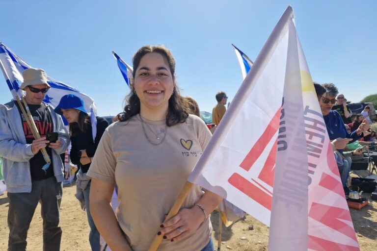 לוטוס להב מניר עוז, במוקד קליטת השבים סשה, יאיר ושגיא, במחנה רעים. "עם כל ההתרגשות, אנחנו לא שוכחים שיש עוד המון חטופים שם" (צילום: הדס יום טוב)