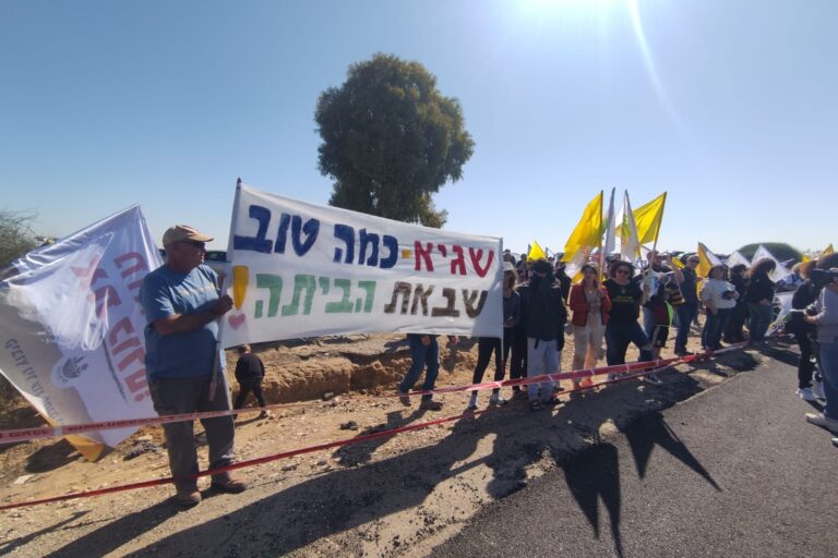 "כמה טוב שבאתם הביתה": חברי ניר עוז נעמדו בצומת גמא עם שלטים המברכים על שובם של יאיר, שגיא וסשה (צילום: ניצן צבי כהן)