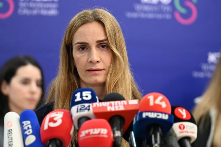 אביטל דקל חן, זוגתו של שגיא דקל חן ששוחרר מהשבי, בהצהרה בביה"ח שיבא בתל השומר. "הזכרתי לעצמי שאת המסע הזה אני צועדת עם שגיא. הוא במלחמת קיום, ואני במלחמת תקווה" (צילום: פאולינה פטימר)