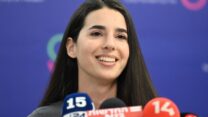 ספיר כהן, זוגתו של סשה טרופנוב במסיבת עיתונאים לאחר שחרורו מהשבי (צילום: פאולינה פטימר)