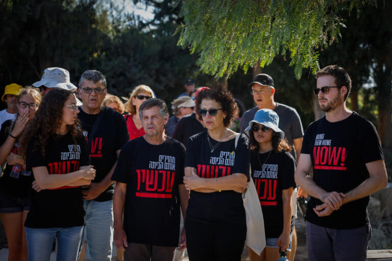 נופר (משמאל) ובני משפחתה של יגב בוכשטב ז"ל בהלווייתו בקיבוץ נירים לפני שנה. (צילום: חיים גולדברג/ פלאש90)