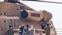 אברה מנגיסטו נוחת בביה"ח איכילוב עם שובו מהשבי בעזה (צילום: אבשלום ששוני/ פלאש90)
