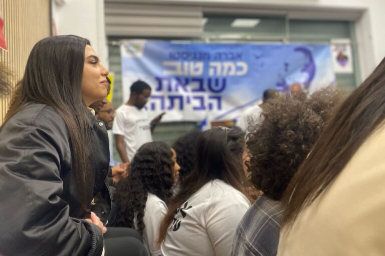 צפייה משותפת בשחרורו של אברה מנגיסטו. "המאבק שלו רק מתחיל" (צילום: יהל פרג')