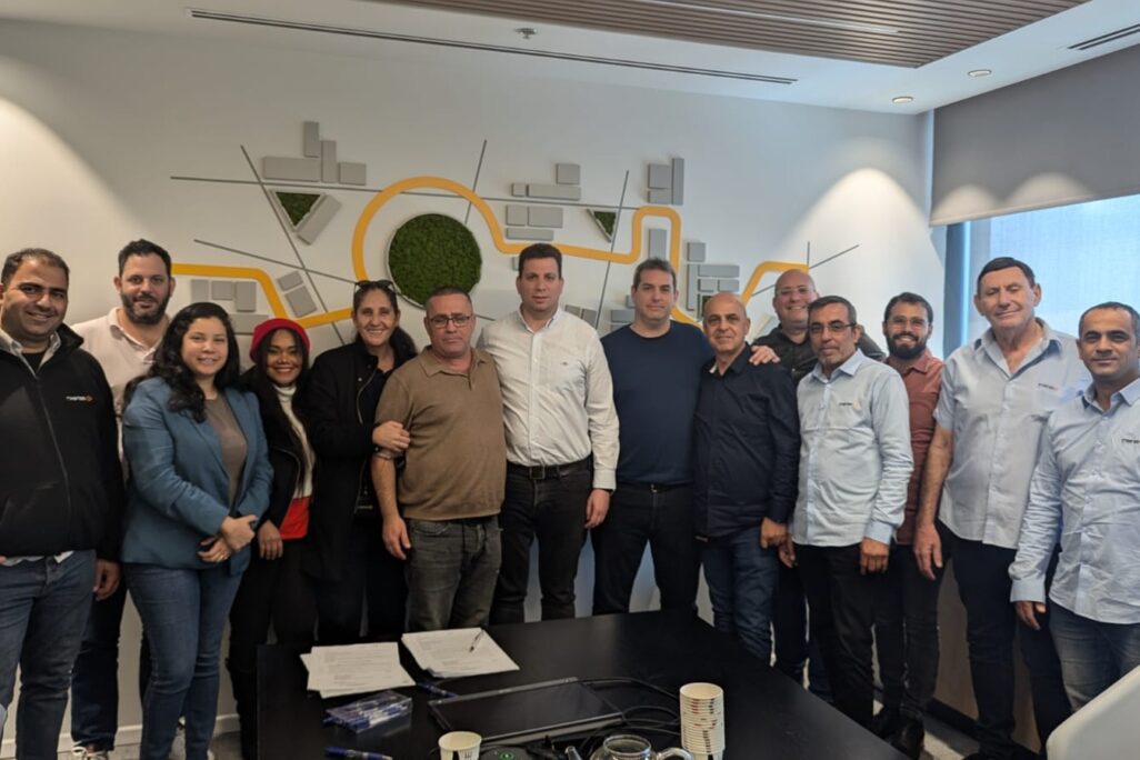 מעמד החתימה על ההסכם בחברת מטרופולין (צילום: דוברות ההסתדרות)