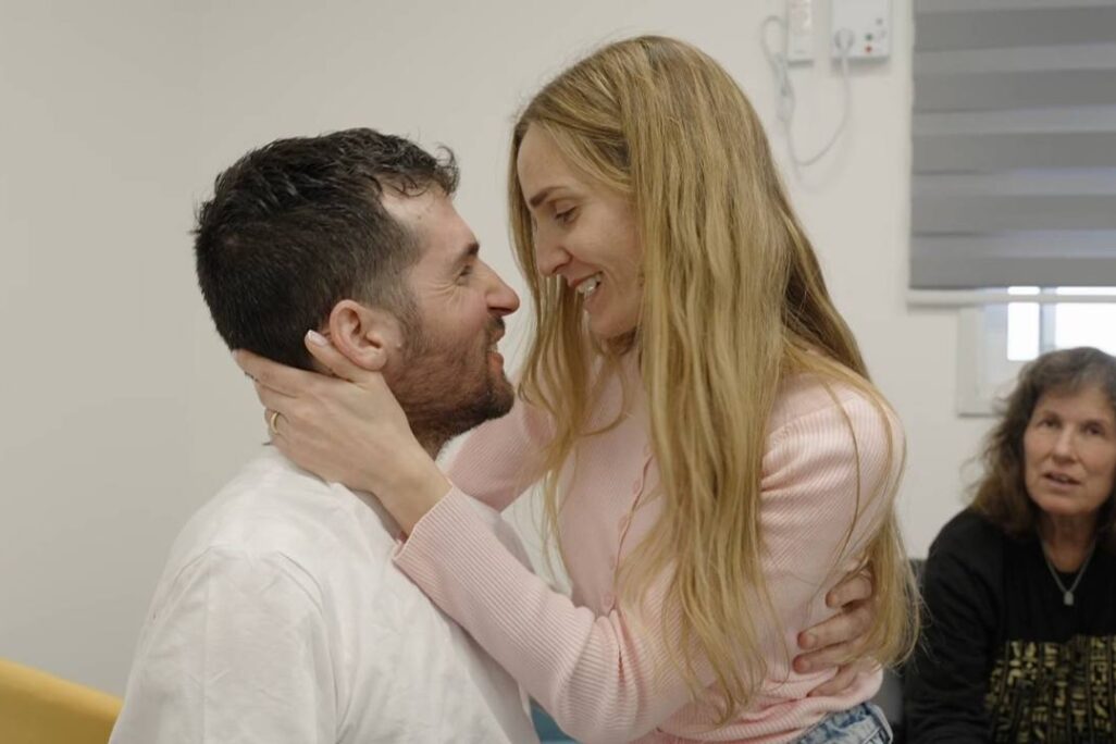שגיא דקל חן ואשתו אביטל נפגשים לראשונה (צילום: דובר צה"ל)