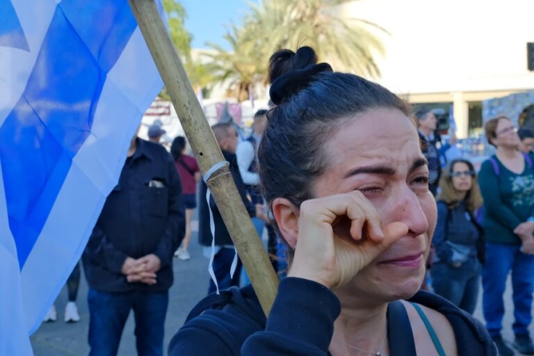 כיכר החטופים בתל אביב בבוקר הפעימה הרביעית (צילום: אדר איל)