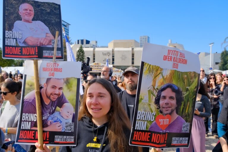 כיכר החטופים בתל אביב בבוקר הפעימה הרביעית (צילום: אדר איל)