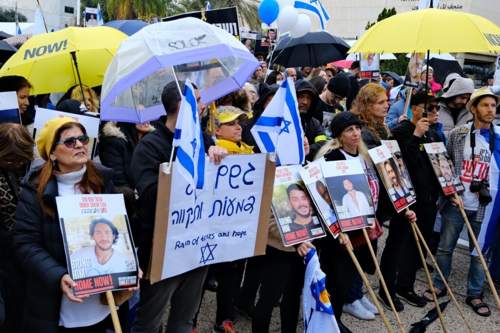 כיכר החטופים ברגעי שחרורם מהשבי של אליה כהן, אברה מנגיסטו, הישאם א-סייד, עומר ונקרט, עומר שם טוב וטל שהם (צילום: אדר איל) כיכר החטופים ברגעי שחרורם מהשבי של אליה כהן, אברה מנגיסטו, הישאם א-סייד, עומר ונקרט, עומר שם טוב וטל שהם (צילום: אדר איל)