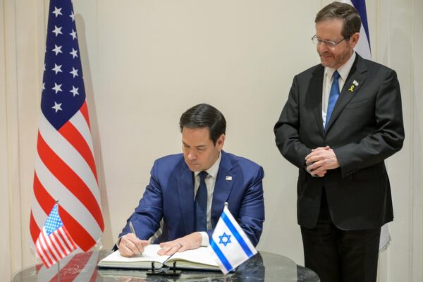 מזכיר המדינה האמריקאי רוביו חותם בספר המבקרים בבית הנשיא (צילום: מעיין טואף/לע"מ)