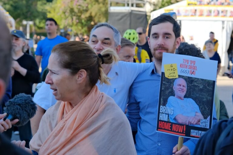 כיכר החטופים בתל אביב בבוקר הפעימה הרביעית (צילום: אדר איל)