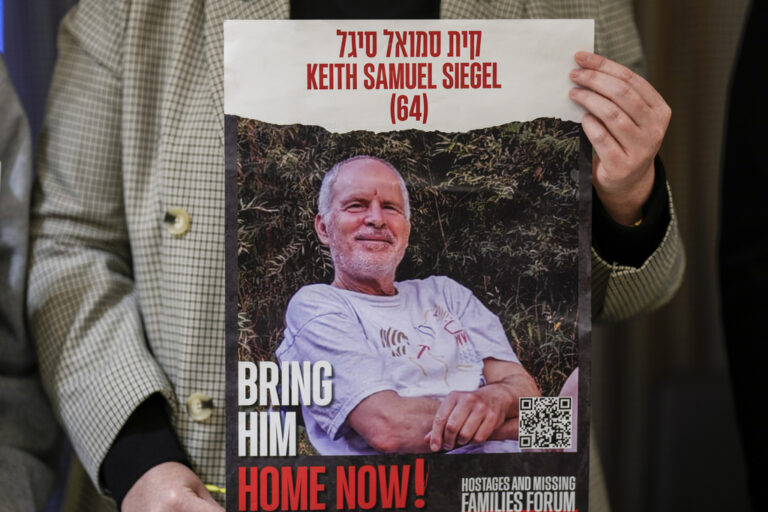 פוסטר שקורא לשחרורו של קית' סיגל (צילום: AP Photo)