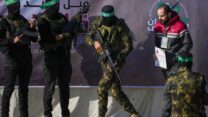 ירדן ביבס לקראת שחרורו משבי חמאס והעברתו לצלב האדום בח'אן יונס (צילום: AP Photo/Abdel Kareem)
