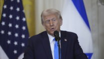 נשיא ארה״ב דונלד טראמפ לאחר פגישתו עם רה״מ בנימין נתניהו (צילום: AP Photo/Alex Brandon)