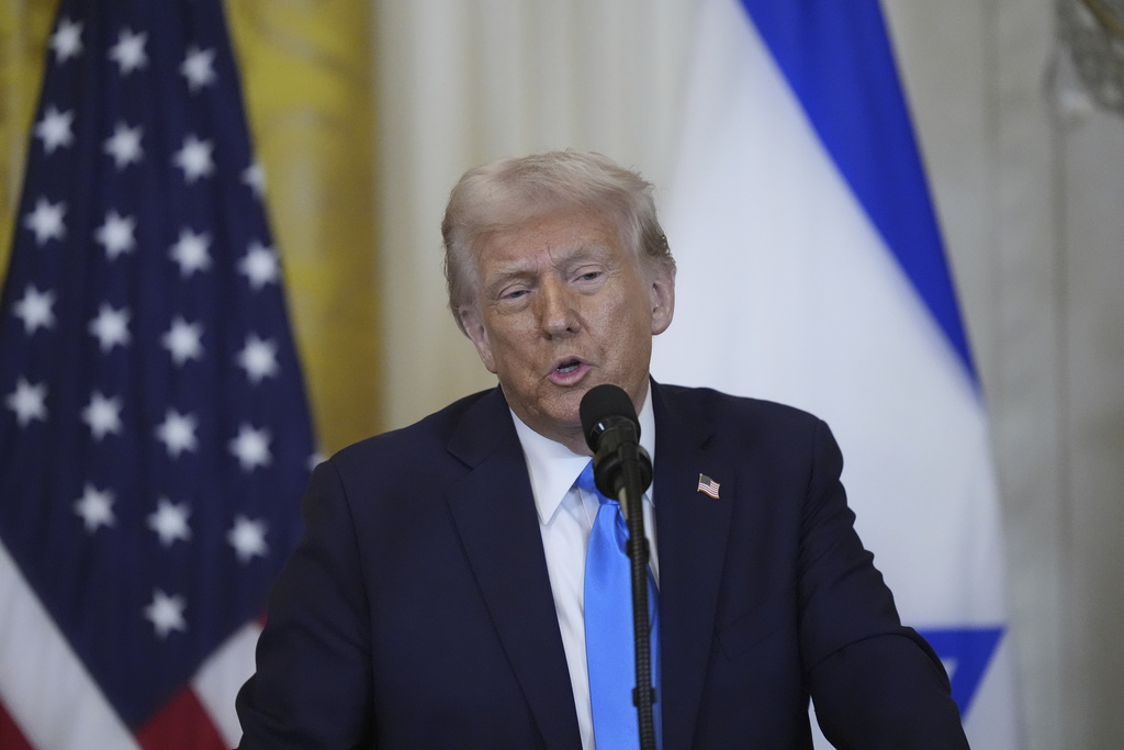 נשיא ארה״ב דונלד טראמפ לאחר פגישתו עם רה״מ בנימין נתניהו (צילום: AP Photo/Alex Brandon) נשיא ארה״ב דונלד טראמפ לאחר פגישתו עם רה״מ בנימין נתניהו (צילום: AP Photo/Alex Brandon)