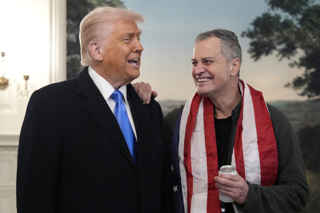 APTOPIX Trump מארק פוגל (מימין) לצד הנשיא טראמפ לאחר שחרורו (צילום: Photo/Alex Brandon)