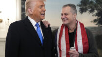 מארק פוגל (מימין) לצד הנשיא טראמפ לאחר שחרורו (צילום: Photo/Alex Brandon)