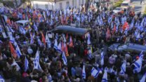 מסע הלוויה של שירי, אריאל וכפיר ביבס בראשון לציון (צילום: AP Photo/Ariel Schalit)