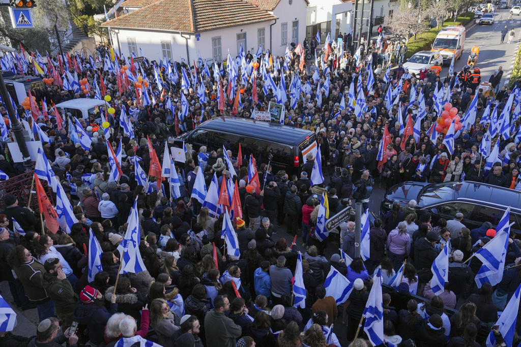 מסע הלוויה של שירי, אריאל וכפיר ביבס בראשון לציון (צילום: AP Photo/Ariel Schalit) מסע הלוויה של שירי, אריאל וכפיר ביבס בראשון לציון (צילום: AP Photo/Ariel Schalit)
