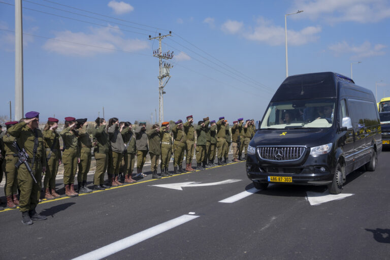 שיירת צה"ל מצדיעה לרכב עם ארונותיהם של נרצחי משפחת ביבס (צילום: AP Photo/Ohad Zwigenberg)