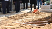 בובות על קברם הטרי של אריאל, כפיר ושירי ביבס, שנרצחו בשבי חמאס (צילום: איתן אונר)