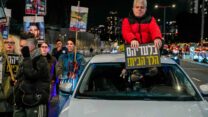 רפאל שחורי על גג המונית שלו בהפגנה בבגין (צילום: כדיה לוי)