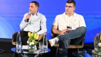 מנכ"ל התאחדות התעשיינים רובי גינל (מימין), מנכ"ל ההסתדרות דודו בצלאל בפאנל עשייה ארגונית בעת חירום בכנס אילת לעבודה (צילום: ארן דולב)